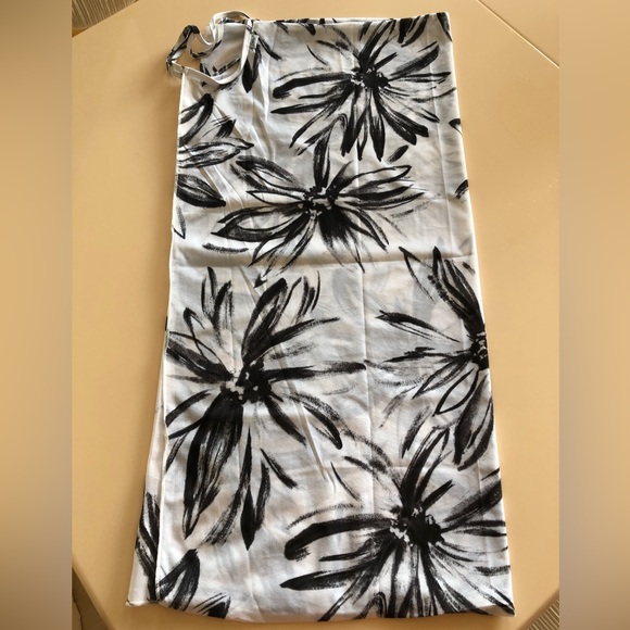 Saress Beach Cover-up in white & black floral - Picture 3 of 7